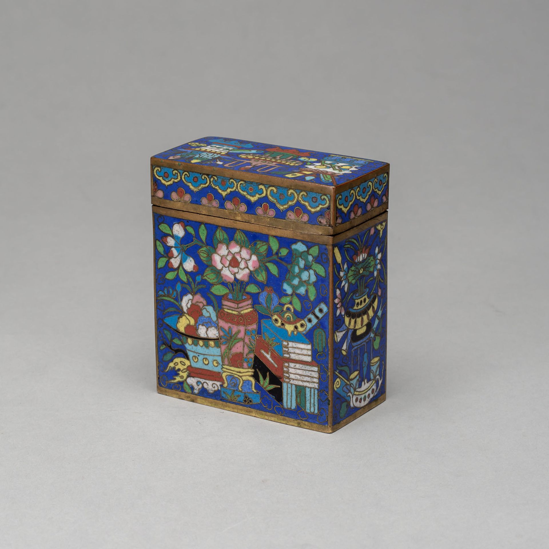 A CLOISONNÉ ENAMEL FLOWERS AND ANTIQUITIES BOX WITH COVER - Image 2 of 3