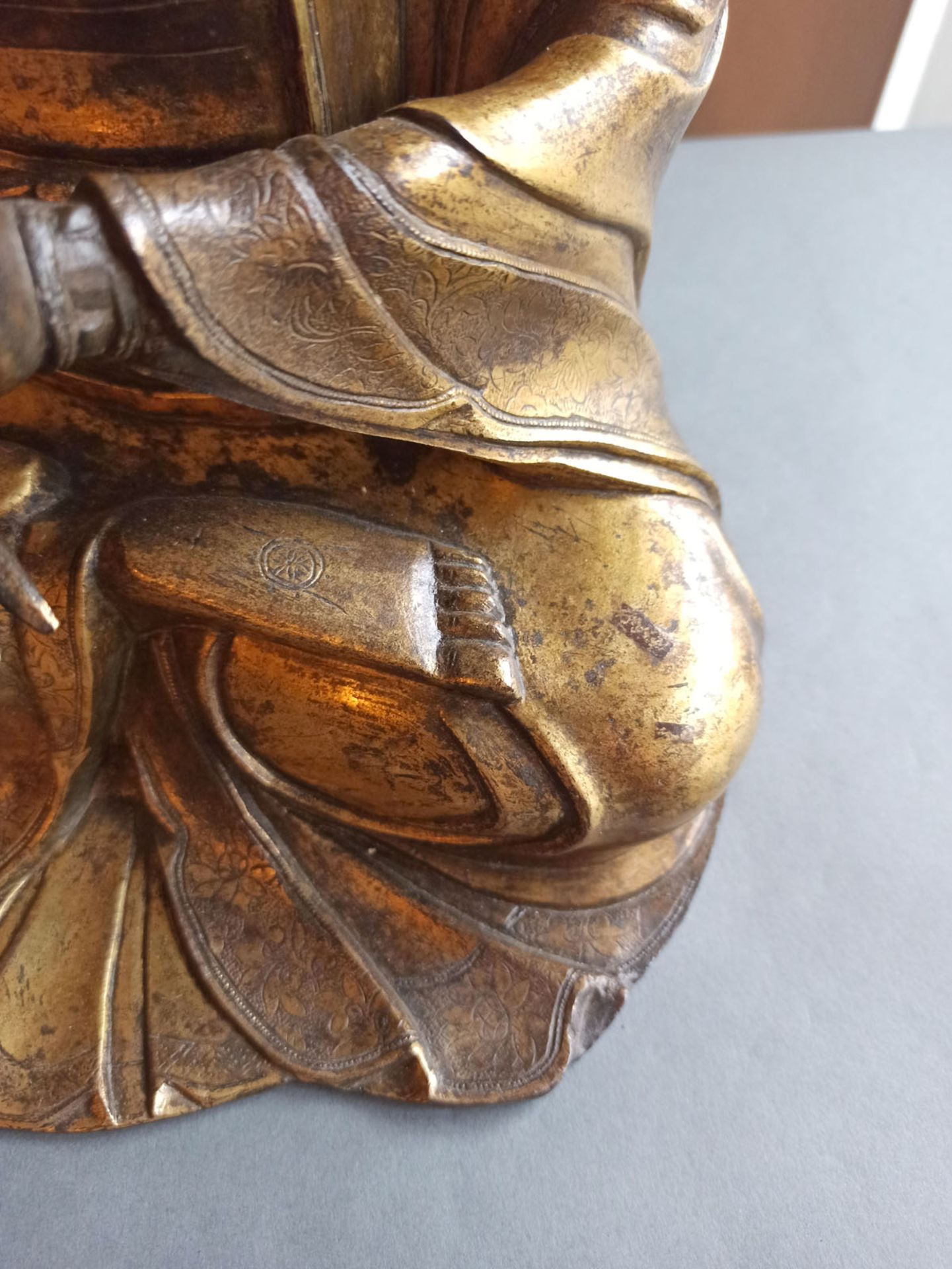 A FINE GILT-BRONZE FIGURE OF BUDDHA SHAKYAMUNI - Image 12 of 15