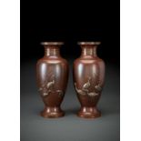 Paar feine und seltene Vasen mit Reihern und Wasserpflanzen aus braun-rötlicher Bronze