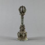 Glocke aus Bronze mit Dekor von Köpfen versch. Gottheiten