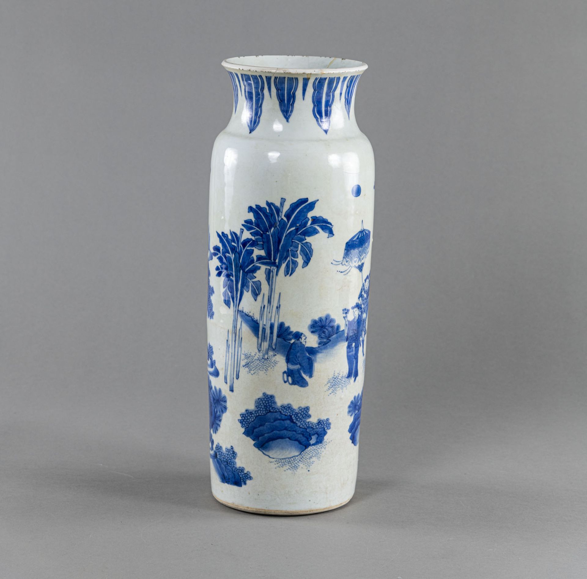 A BLUE AND WHITE ROULEAU VASE WITH A FIGURAL SCENE - Image 2 of 4
