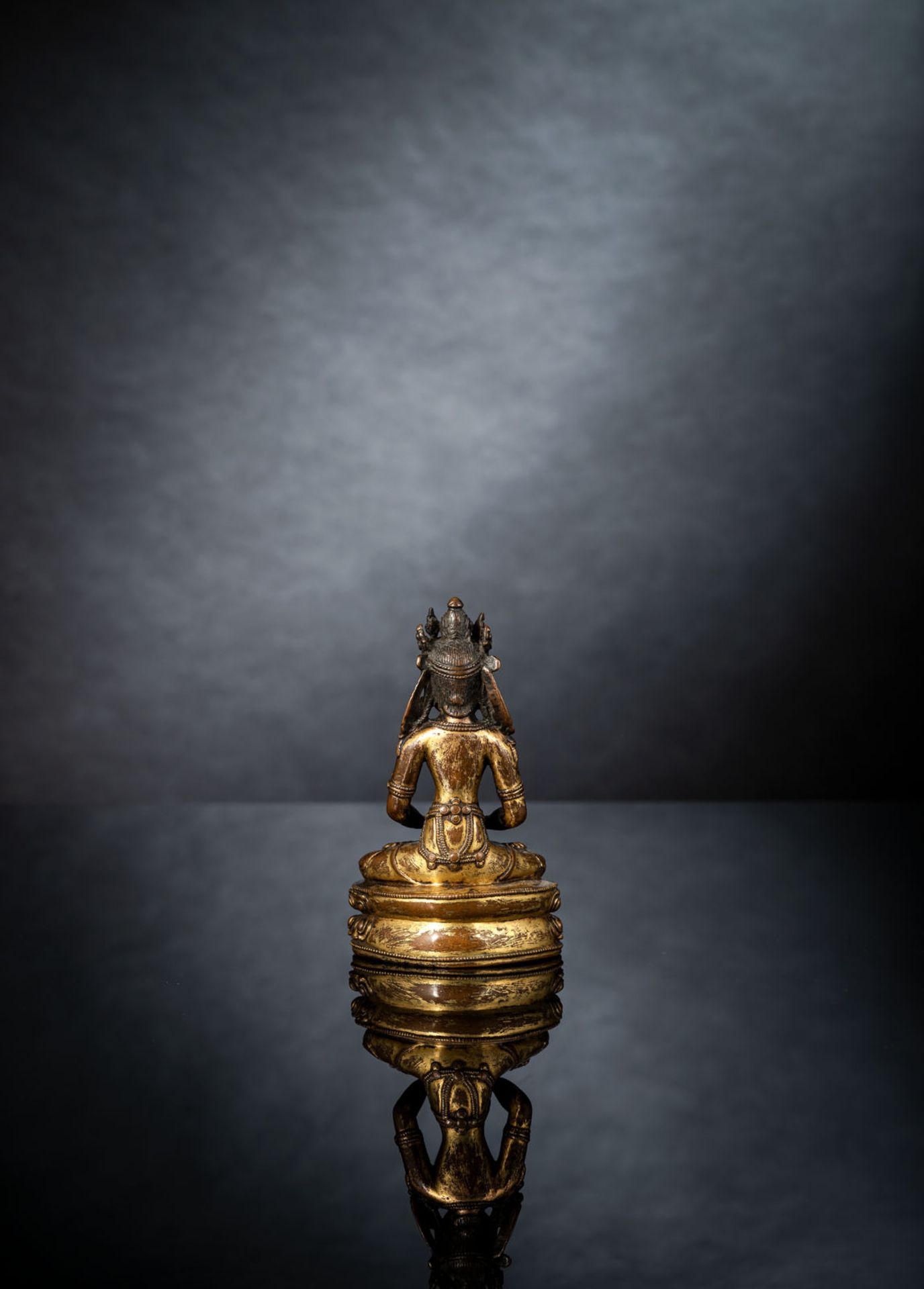 A FINE GILT-BRONZE FIGURE OF AMITAYUS - Image 2 of 4