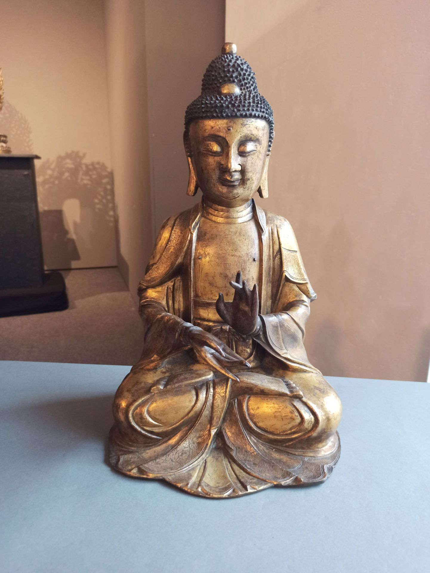 A FINE GILT-BRONZE FIGURE OF BUDDHA SHAKYAMUNI - Image 8 of 15