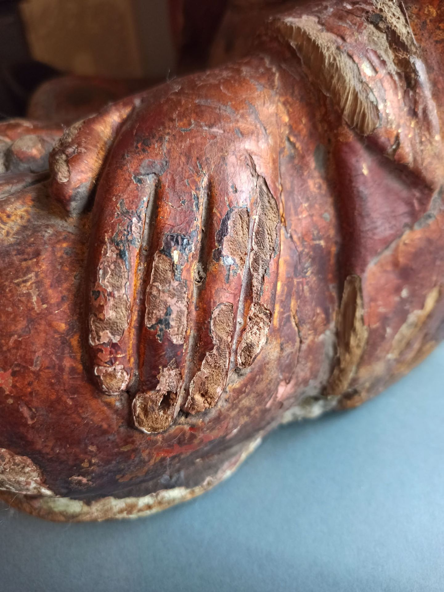 A GILT-LACQUERED CARVED WOOD FIGURE OF SEATED BUDDHA SHAKYAMUNI - Image 10 of 13