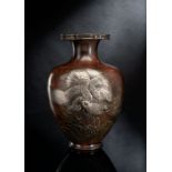 Feine Vase aus Bronze mit Seeadler in Relief in Silber und farbigem Metall, die Augen in Gold einge