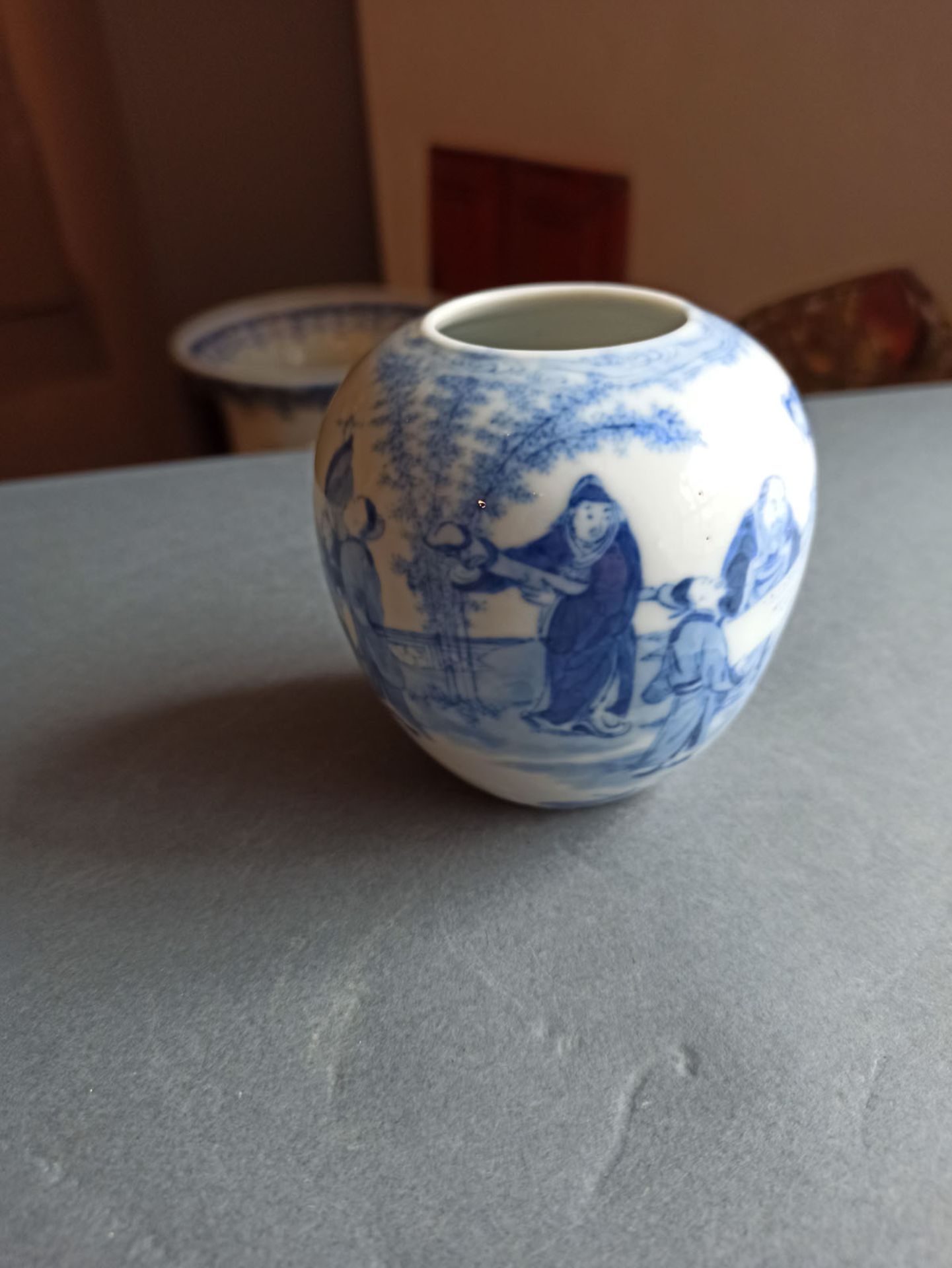 A GLOBULAR BLUE AND WHITE PORCELAIN WITH SCHIOLARS LOOKING AT A CALLIGRAPHY - Image 5 of 7