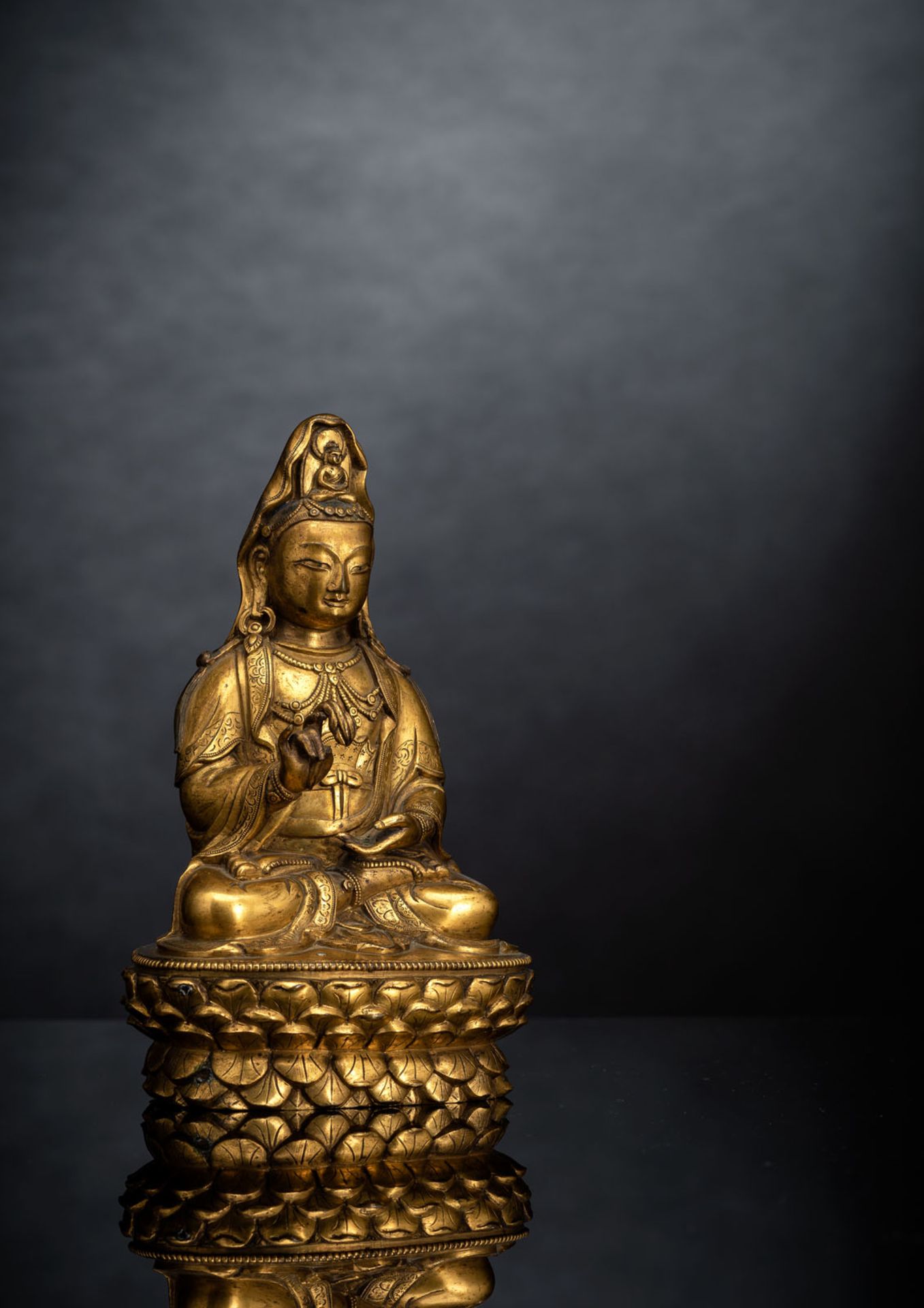 A FINE GILT-BRONZE FIGURE OF GUANYIN ON A LOTOS ABOVE A CARVED HARDWOOD LOTOS STAND - Image 2 of 4