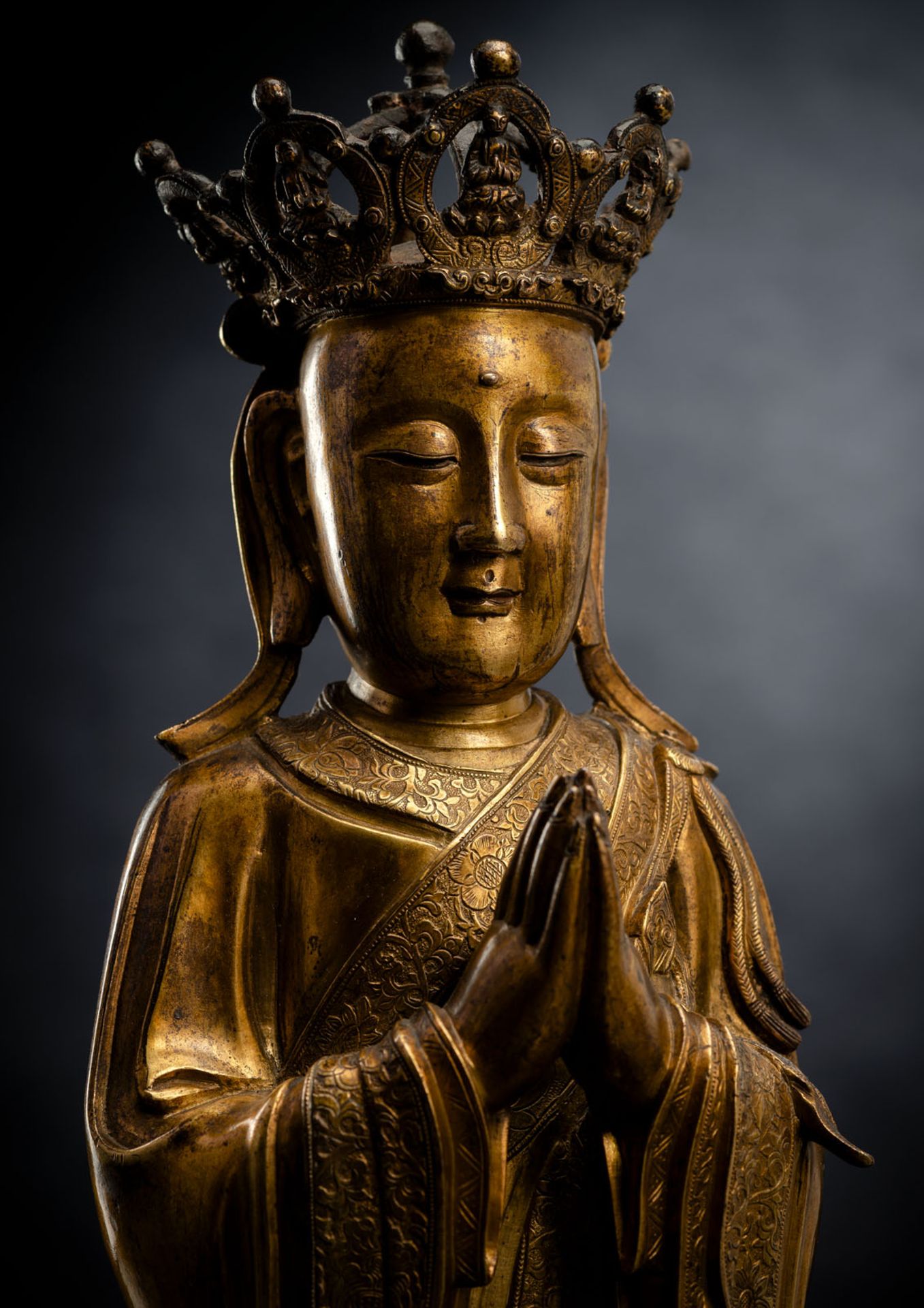 A FINE AND RARE GILT-BRONZE FIGURE OF ANANDA WITH CROWN - Image 4 of 5