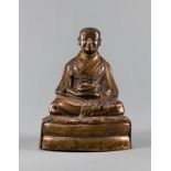Figur eines sitzenden Lama aus Bronze