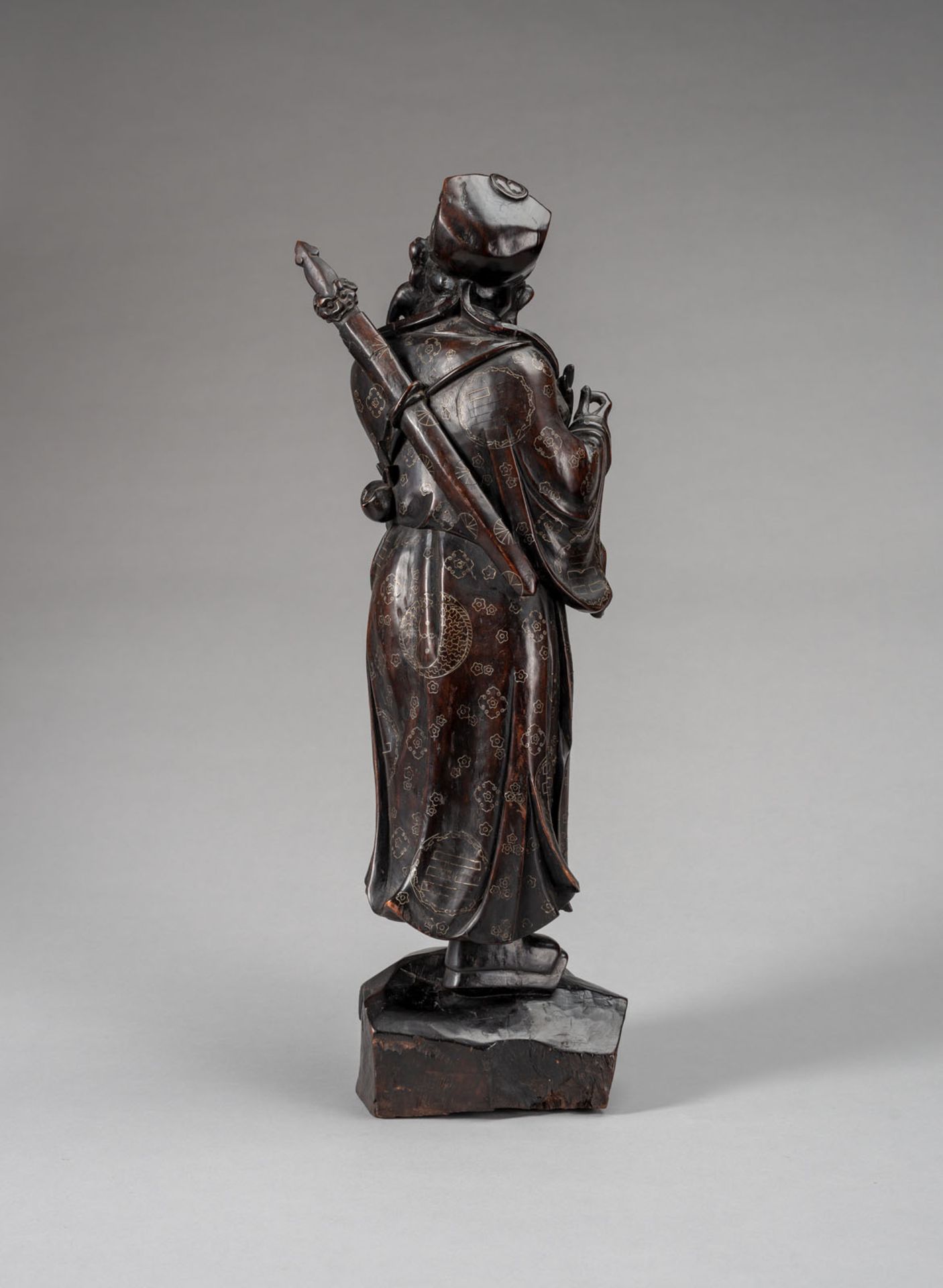 A SILVER-INLAID WOOD CARVING OF A DAOIST DIGNITARY - Image 2 of 3