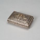 Deckeldose aus Silber mit Reliefdekor von Schneelöwen
