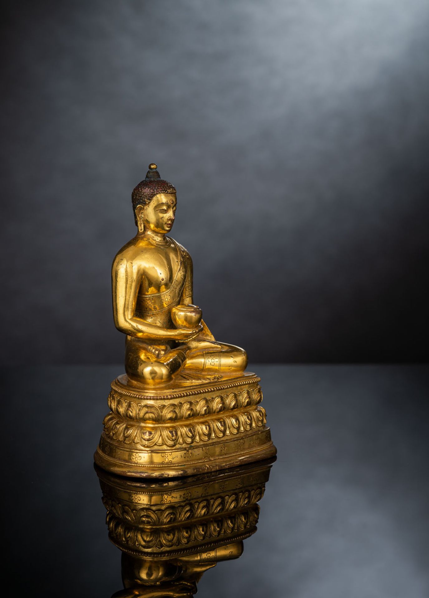 A FINE GILT-BRONZE FIGURE OF BUDDHA SHAKYAMUNI IN ZANABAZAR STYLE - Image 3 of 10