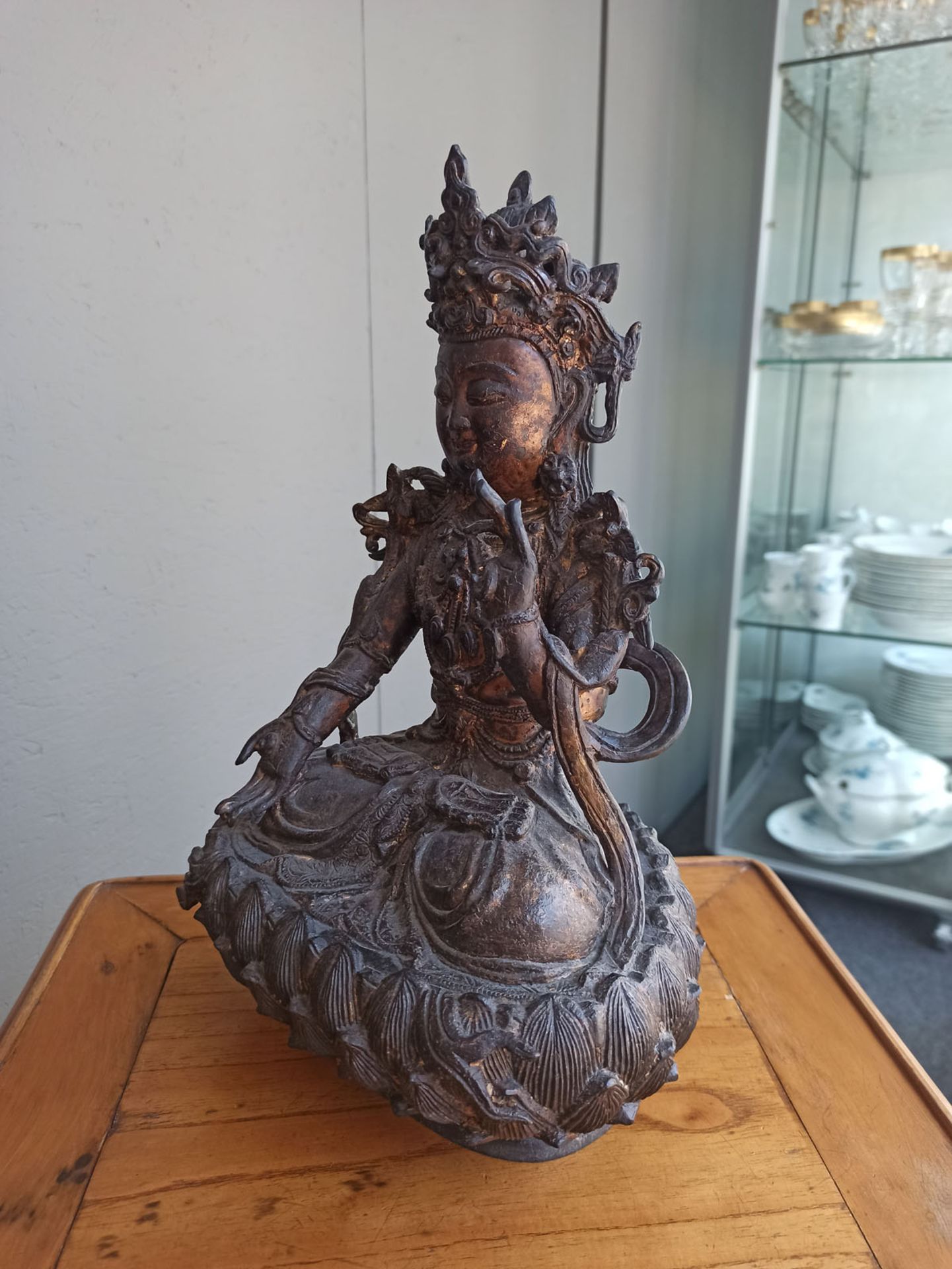 A FINE BRONZE FIGURE OF GUANYIN - Image 5 of 6