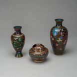 Zwei Cloisonné-Vasen und ein -Koro