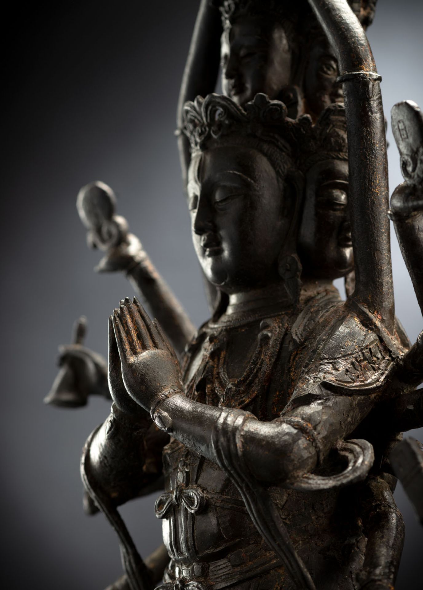 A RARE BRONZE FIGURE OF GUANYIN - Image 3 of 4