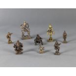 Gruppe von acht Bronzefiguren und -gewichte