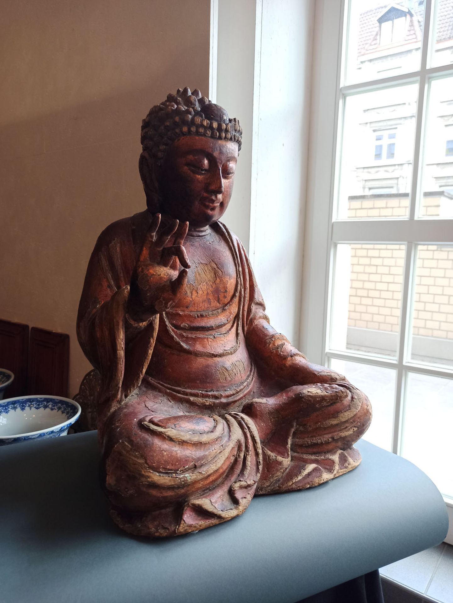 A GILT-LACQUERED CARVED WOOD FIGURE OF SEATED BUDDHA SHAKYAMUNI - Image 7 of 13