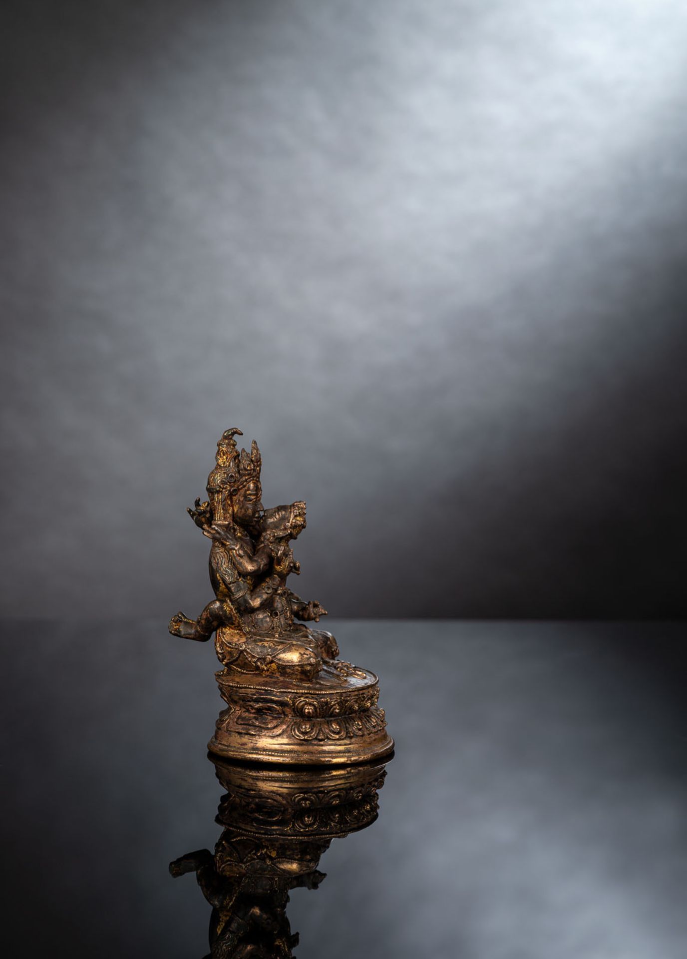 A FINE GILT-BRONZE FIGURE OF SAMVARA - Image 2 of 4