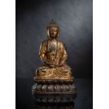 Große partiell vergoldete Bronze des Buddha Shakayamuni auf einem Lotos mit Resten von Farbfassung
