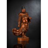 Feine Wächterfigur, wohl Guan Ping aus Holz mit Goldlackdekor