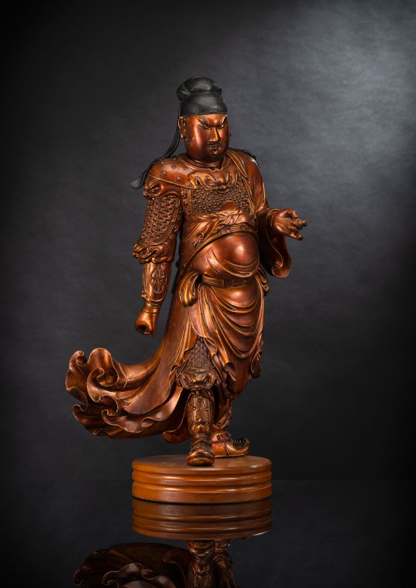 A FINE CARVED GILT-LACQUERED WOOD FIGURE OF A STANDING GUARDIAN