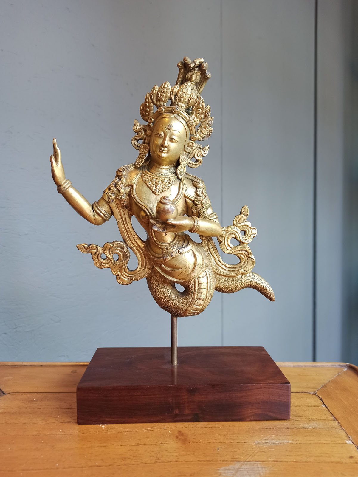 A RARE GILT-BRONZE FIGURE OF NAGANI MOUNTED ON A STAND - Image 2 of 6