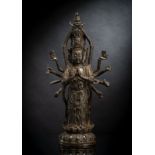 Seltene Bronze des Guanyin mit zwölf Armen stehend auf einem Lotos dargestellt