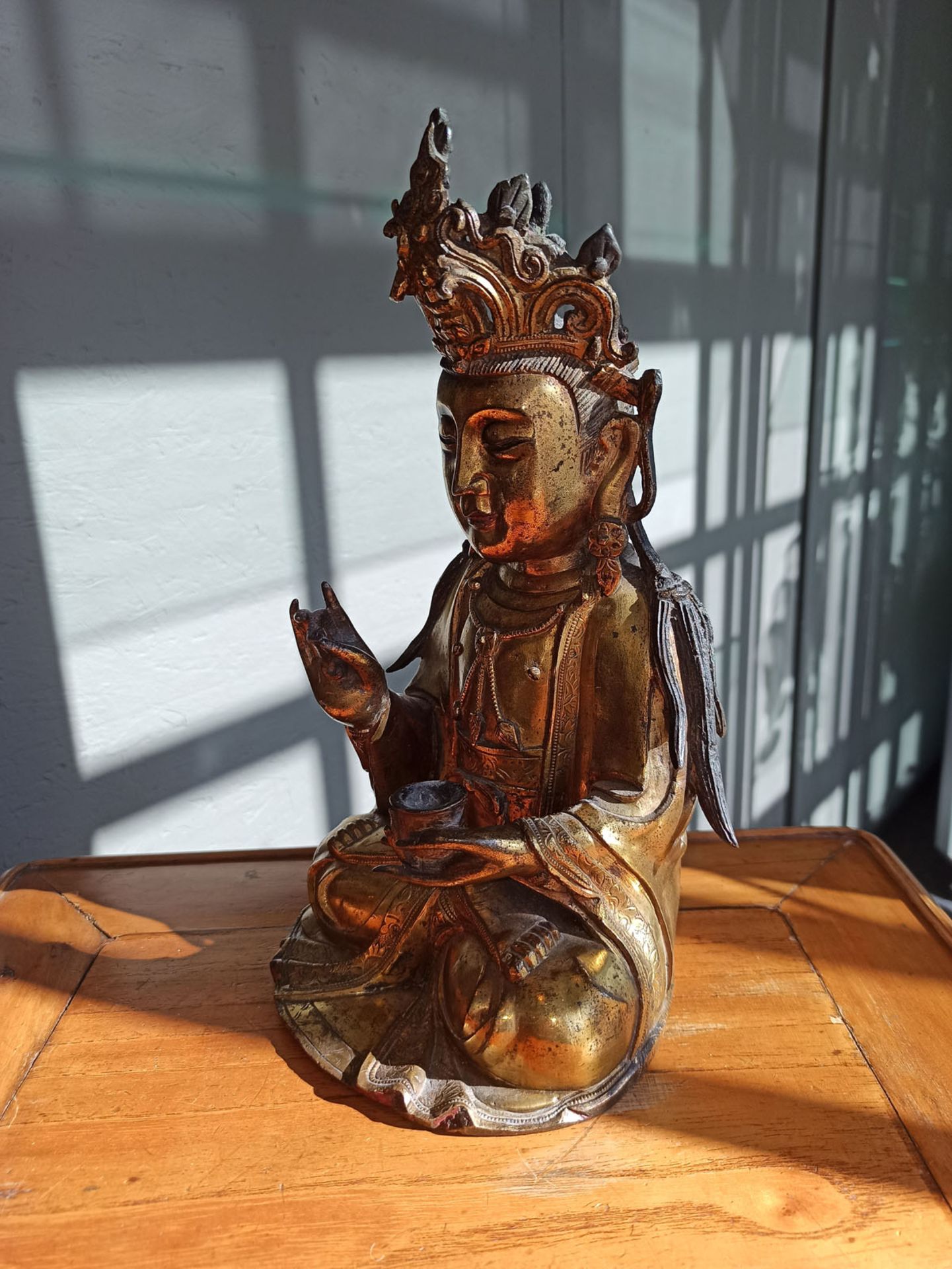 A GILT-BRONZE FIGURE OF SEATED GUANYIN - Image 7 of 10