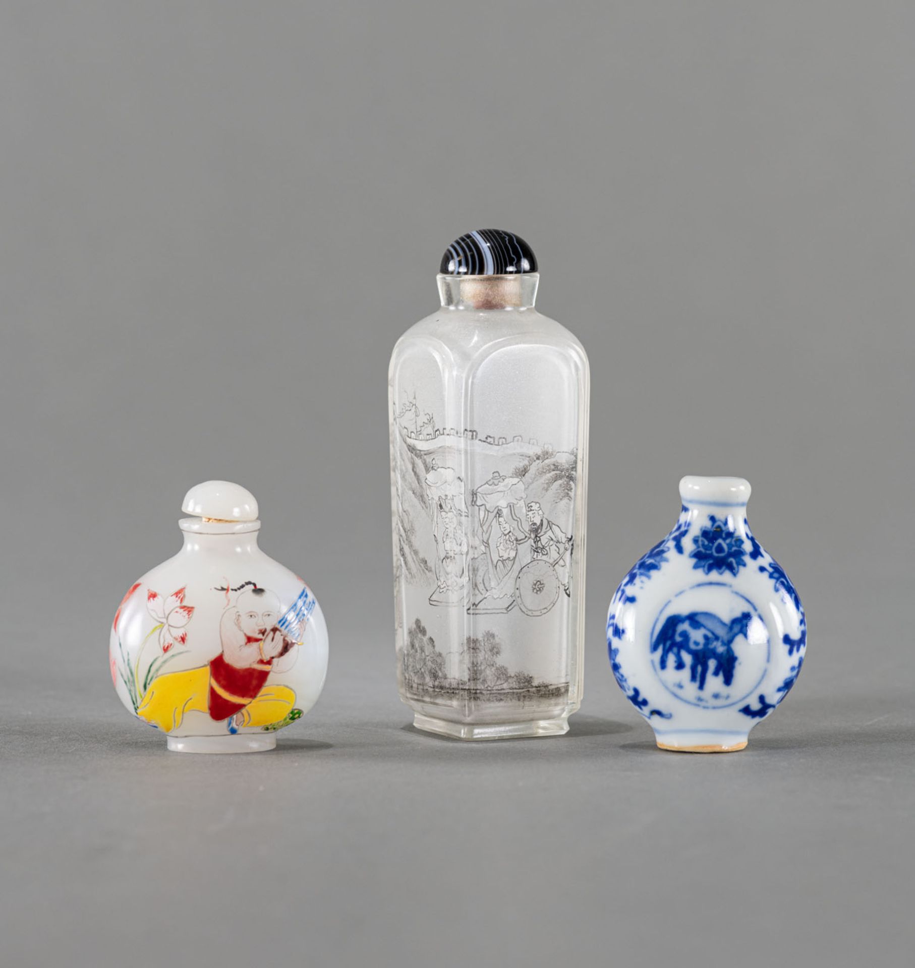 TWO GLASS AND ONE BLUE AND WHITE PORCELAIN SNUFFBOTTLE - Image 2 of 5