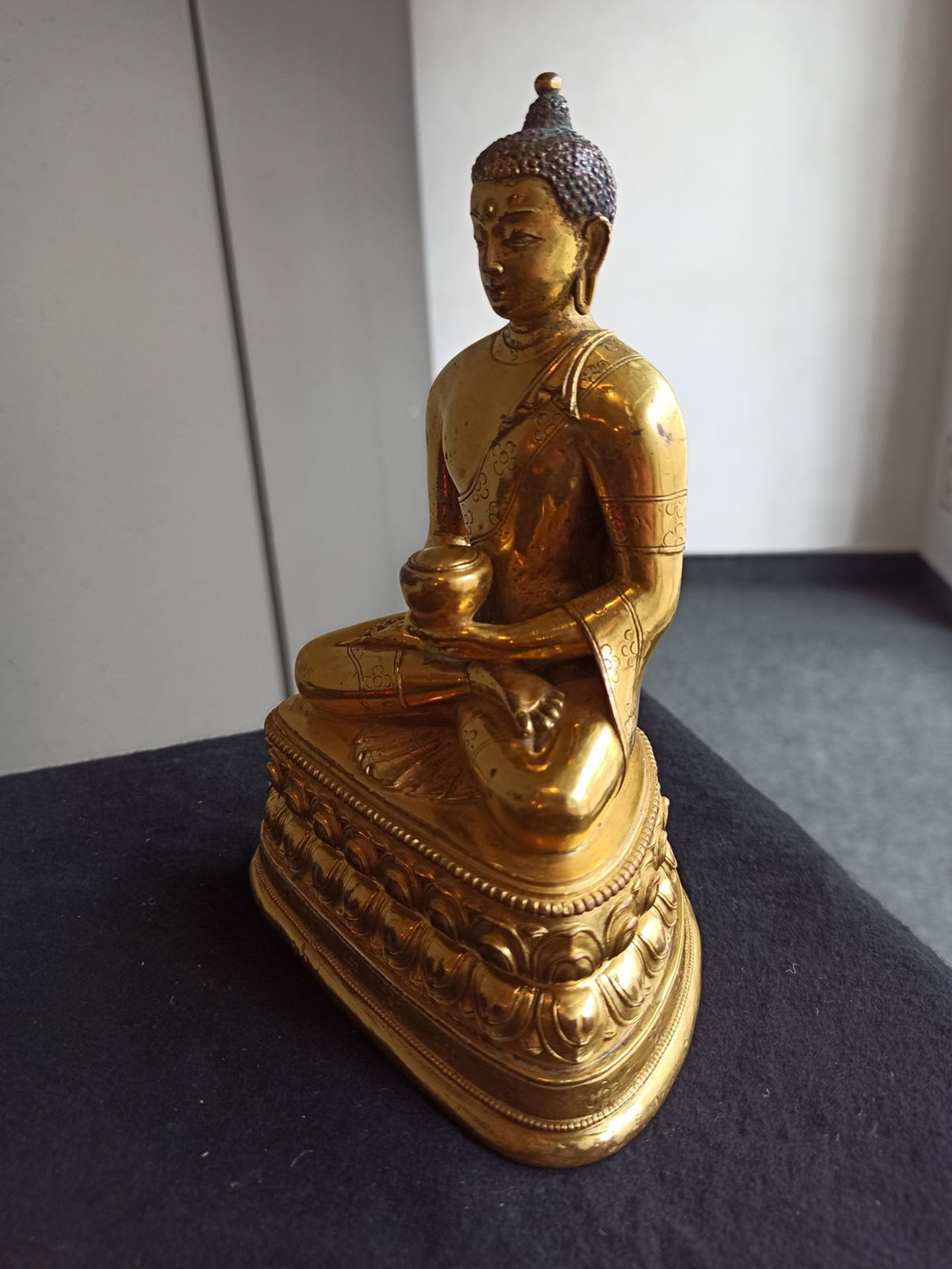 A FINE GILT-BRONZE FIGURE OF BUDDHA SHAKYAMUNI IN ZANABAZAR STYLE - Image 9 of 10