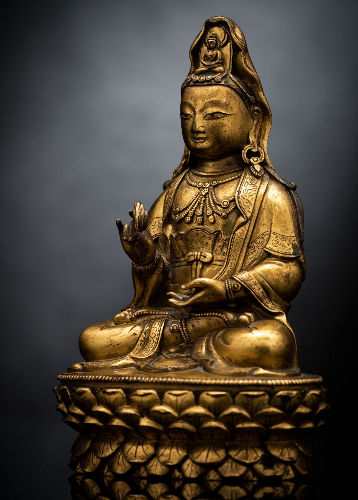 A FINE GILT-BRONZE FIGURE OF GUANYIN ON A LOTOS ABOVE A CARVED HARDWOOD LOTOS STAND - Image 3 of 4