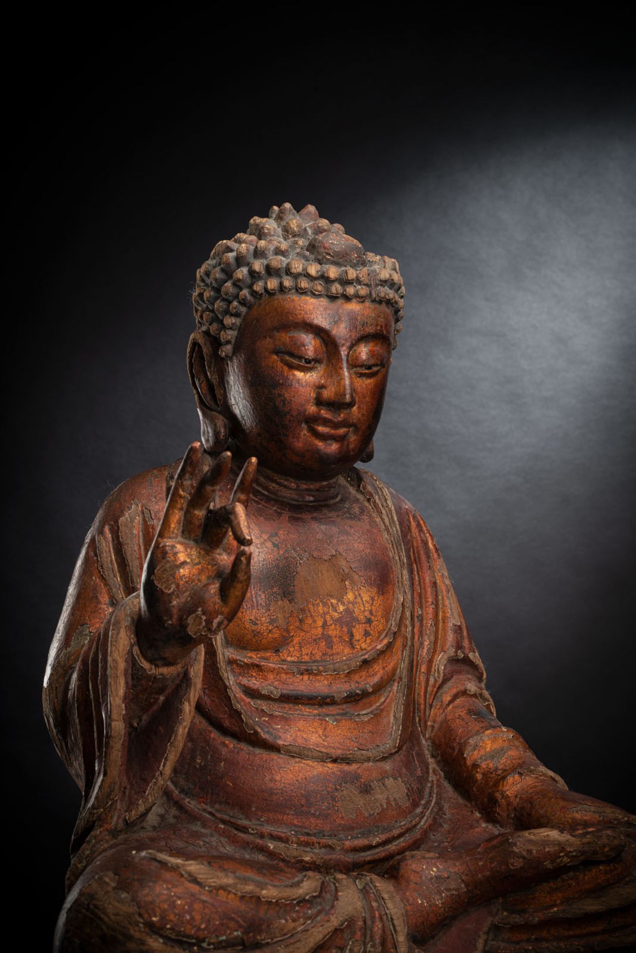 A GILT-LACQUERED CARVED WOOD FIGURE OF SEATED BUDDHA SHAKYAMUNI - Image 3 of 13