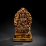 Figur des Buddha aus Bergkristall mit Steinen und vergoldeten Stegen und Thron