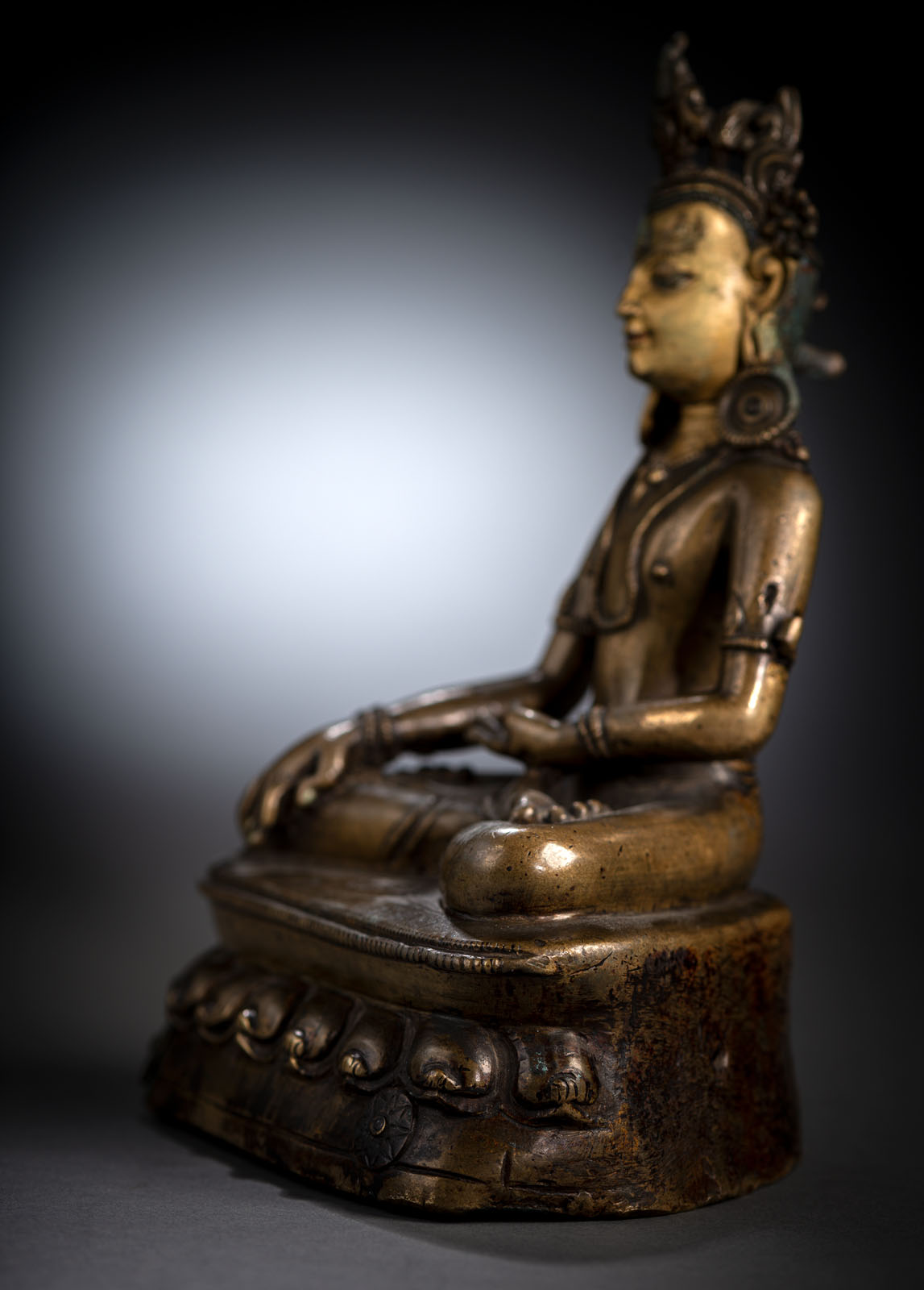 A FINE BRONZE FIGURE OF BUDDHA SHAKYAMUNI - Image 3 of 3