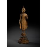Auf einem Thron stehender Buddha Shakyamuni aus Bronze mit Lackauflage und Vergoldung