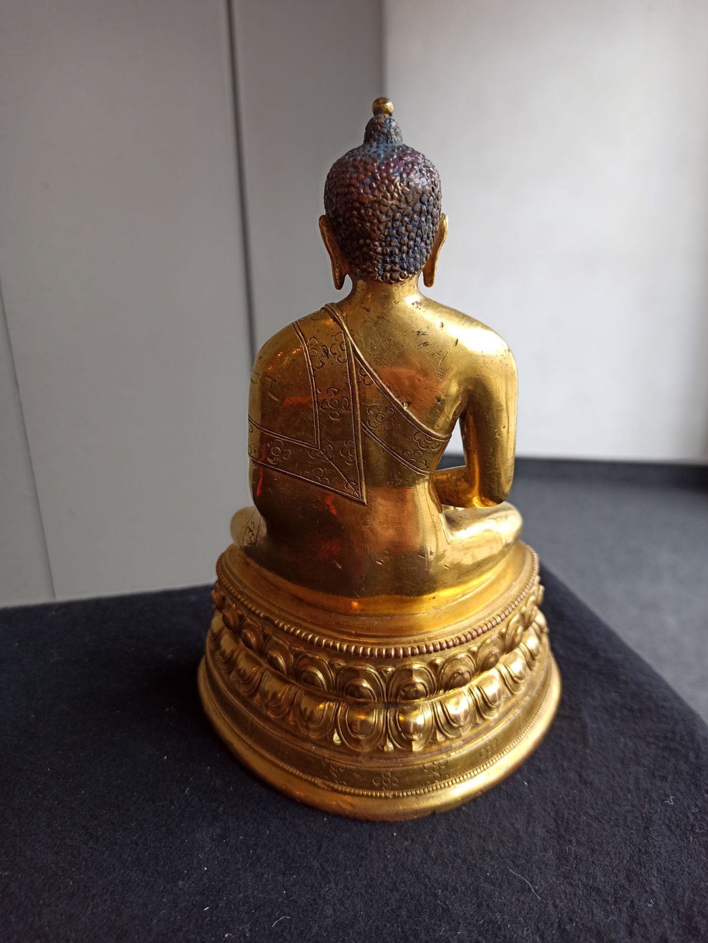 A FINE GILT-BRONZE FIGURE OF BUDDHA SHAKYAMUNI IN ZANABAZAR STYLE - Image 8 of 10