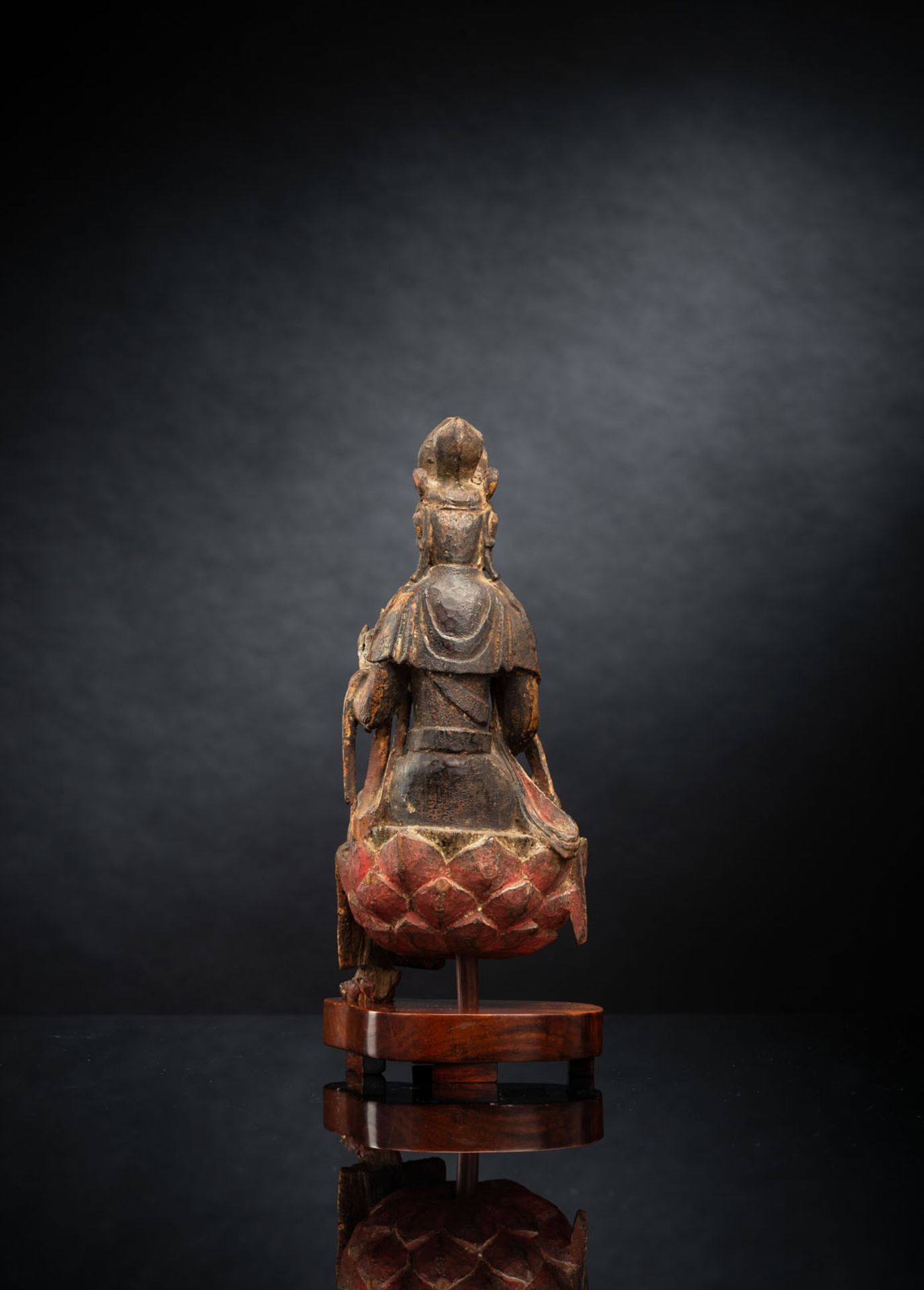 A FINE AND RARE GILT-LACQUERED AND POLYCHROME FIGURE OF GUANYIN - Image 3 of 4