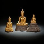 Drei Figuren des Buddha aus Gold- und Silberblech
