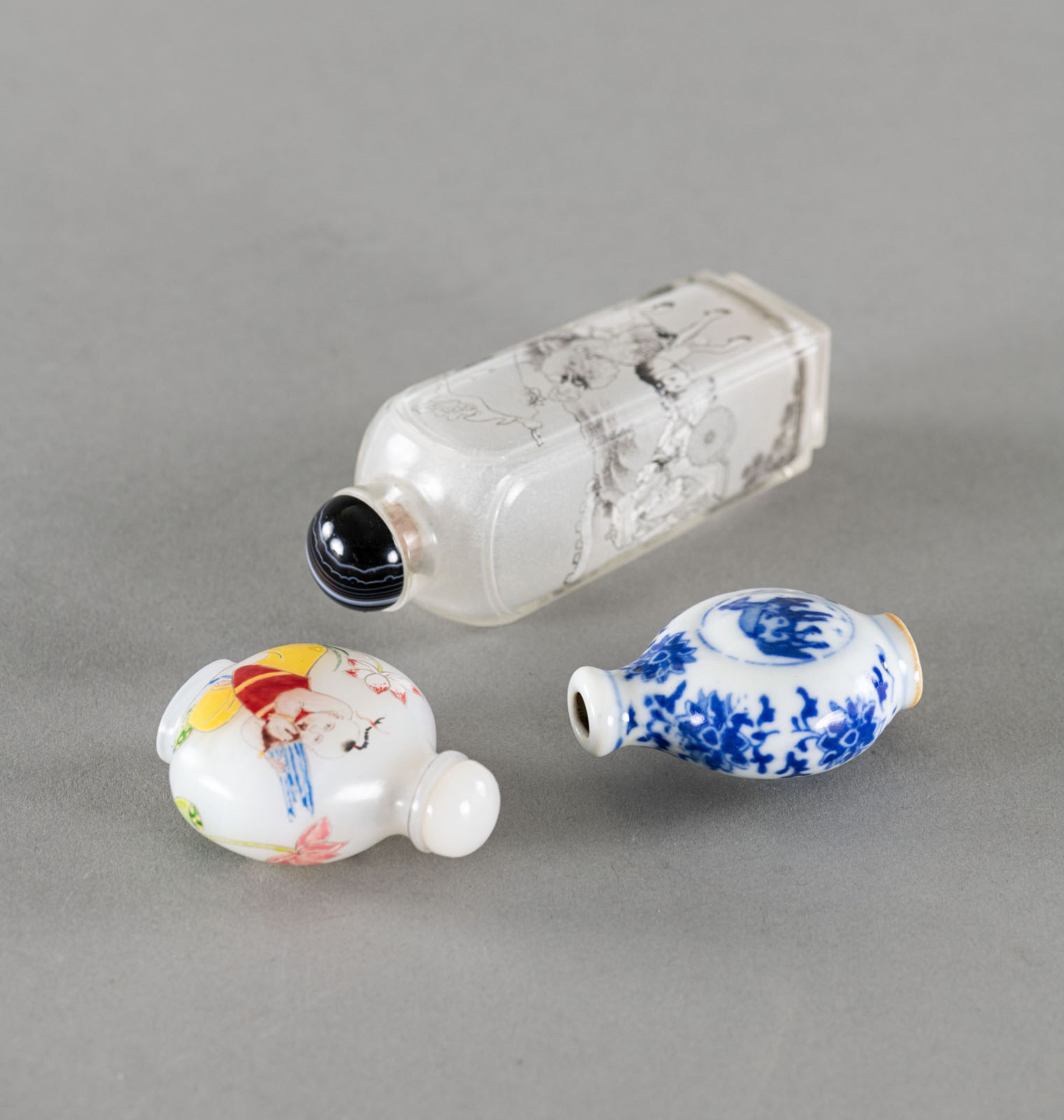 TWO GLASS AND ONE BLUE AND WHITE PORCELAIN SNUFFBOTTLE - Image 3 of 5