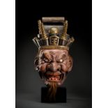 Sehr große Maske des Höllenrichters Enma aus Holz mit Lackauflage, Fassung und Vergoldung