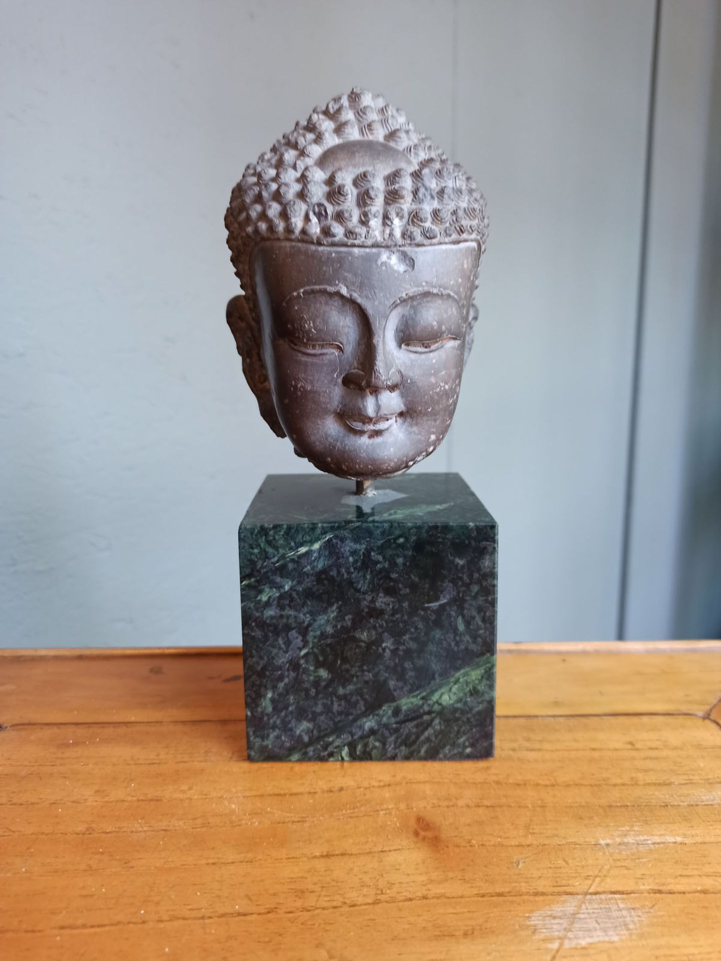 A FINE CARVED GREY-BROWN CARVED STONE HEAD OF BUDDHA SHAKYAMUNI - Image 5 of 10