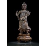 Große und seltene Figur des Skanda mit Lackauflage und Vergoldung auf geschnitztem Stand aus Holz