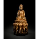 Lackvergoldete Holzfigur des Buddha Shakyamuni auf einem Thron mit Elefanten
