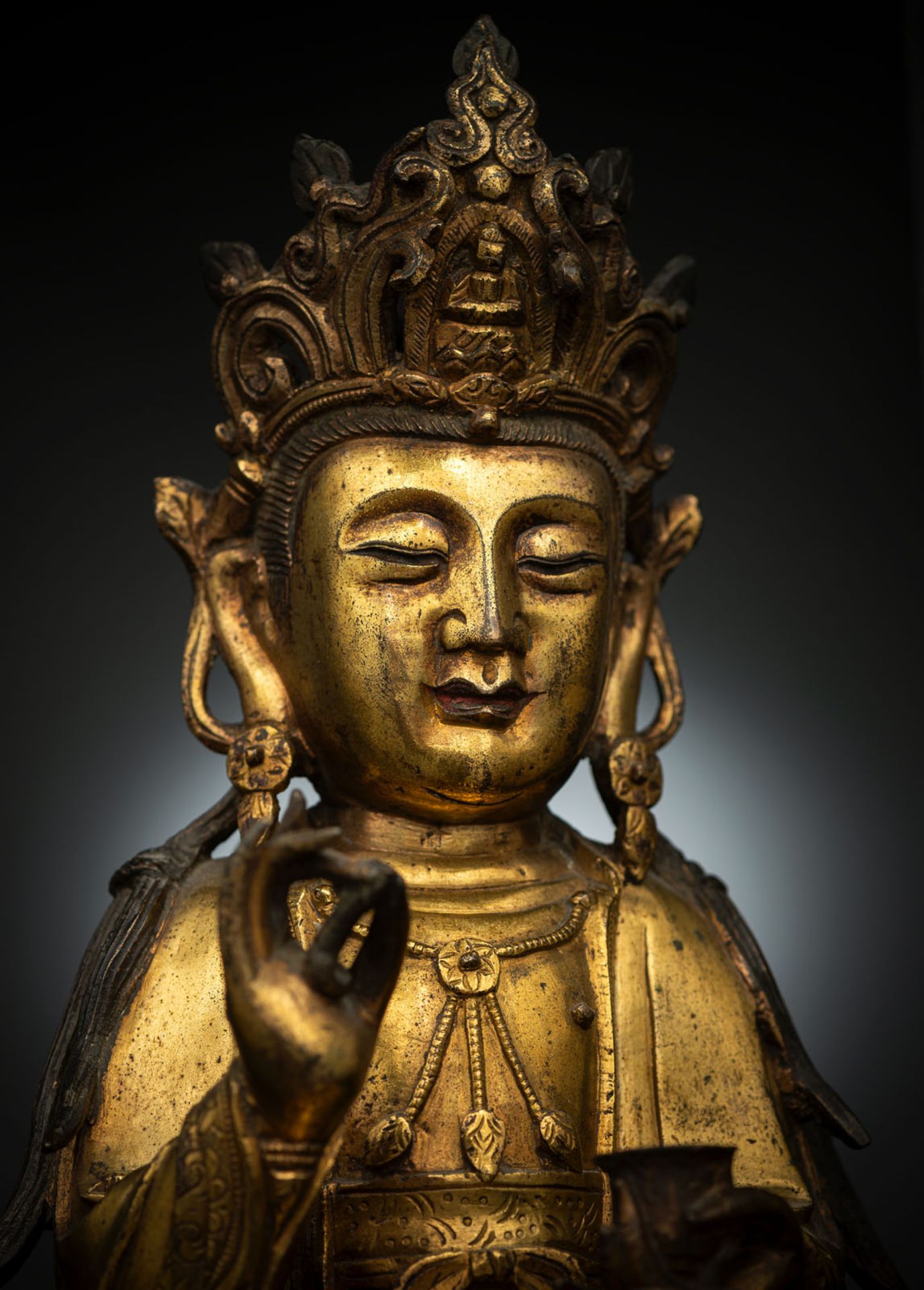 A GILT-BRONZE FIGURE OF SEATED GUANYIN - Image 4 of 10