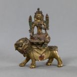 Bronze des Manjushri auf einem Löwen über einem Lotos sitzend dargestellt, Reste von Fassung