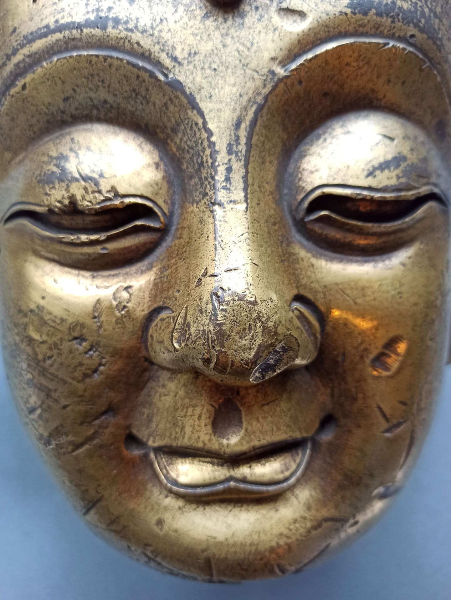 A LARGE GILT-BRONZE HEAD OF BUDDHA ON A WOOD STAND - Image 12 of 13