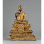 Bronze des Buddha auf einem dreistöckigen Thron