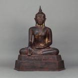 Skulptur des Buddha Shakyamuni aus Papier-Maché mit rötlicher teils goldfarbener Lackfassung
