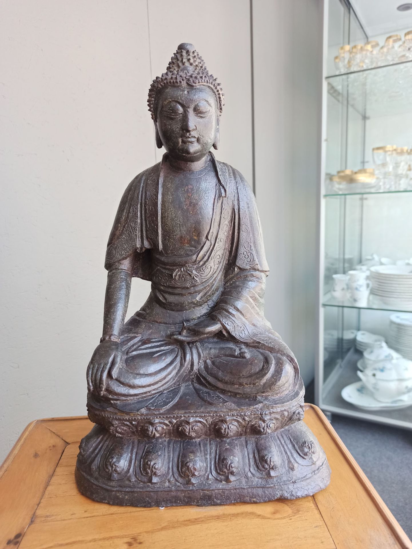 A BRONZE FIGURE OF BUDDHA SHAKYAMUNI - Image 2 of 6