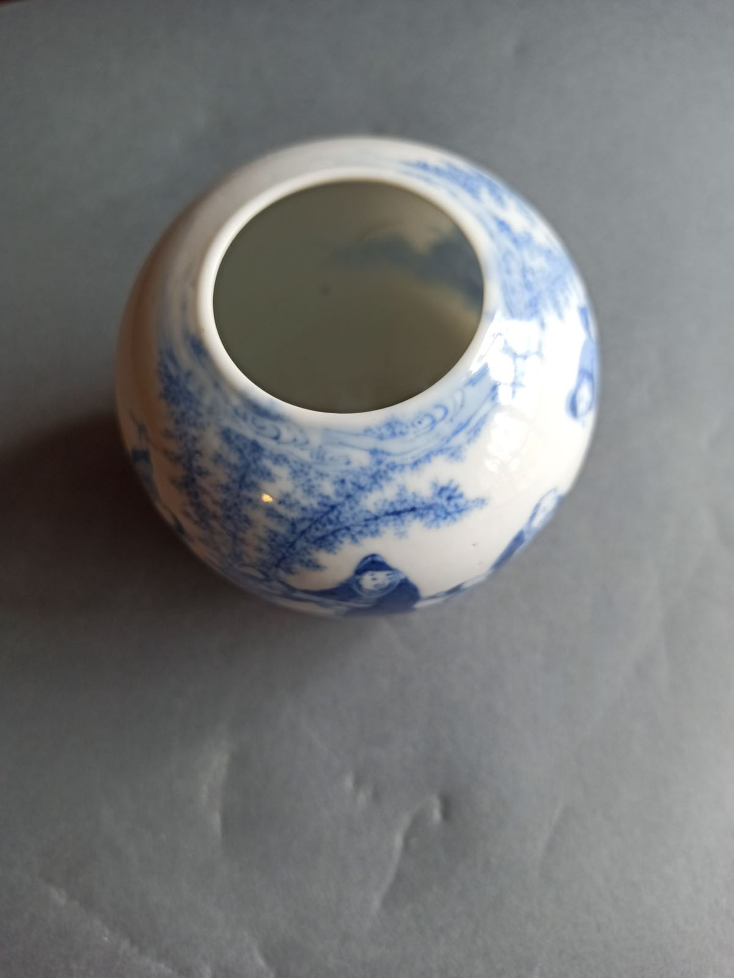 A GLOBULAR BLUE AND WHITE PORCELAIN WITH SCHIOLARS LOOKING AT A CALLIGRAPHY - Image 6 of 7
